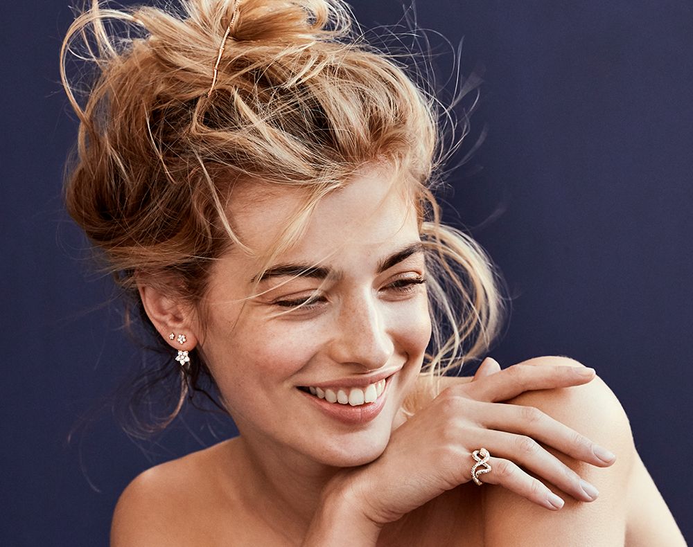 junge-laechlende-frau-mit-ring-von-olc junge laechlende frau mit ring von olc